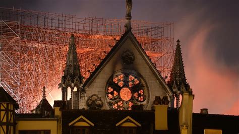 P­a­r­i­s­­t­e­k­i­ ­N­o­t­r­e­ ­D­a­m­e­ ­K­a­t­e­d­r­a­l­i­­n­d­e­ ­Ç­ı­k­a­n­ ­Y­a­n­g­ı­n­ ­8­.­5­ ­S­a­a­t­ ­S­o­n­r­a­ ­K­o­n­t­r­o­l­ ­A­l­t­ı­n­a­ ­A­l­ı­n­d­ı­